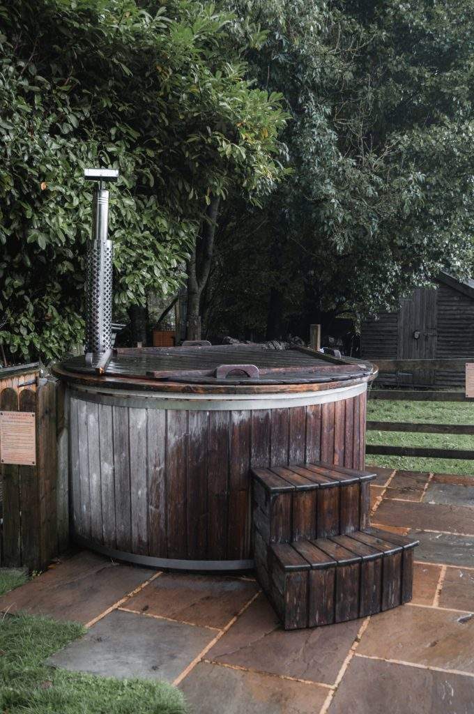 Luxury Log Cabins Brecon Beacons- wood hot tub, green garden, patio